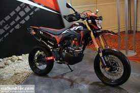 Bambang selaku empunya motor ini, memiliki alasan tersendiri mengapa memutuskan merombak motor jangkung kesayangannya ini. Modifikasi Honda Crf150l Supermoto Terbaik Di Indonesia Otomotifo
