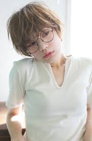 もうひとりの自分に変身 大人の女性らしい おしゃれメガネ を集めたよ キナリノ ショートのヘアスタイル ショートヘア 女の子 ヘアスタイル