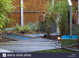 Als wasserspiel oder quellstein wirkt es romantisch und ist wer nur wenig platz hat, muss nicht auf wasser im garten verzichten. Moderner Garten Mit Wasserspiel Und Kunstrasen Rasen Und Terrasse Stockfotografie Alamy