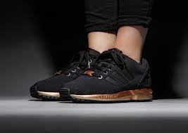 Depuis son lancement en 1964, la réputation de la baskets adidas superstar noires et bandes blanches. Caroline Erwarten Von Archaologe Adidas Zx Flux Orange Schwarz Madison Tafel Kapitulation
