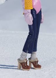 Due monaci vivono in un eremo su un isoletta nel centro di un laghetto circondato dalle montagne. Milano Fashion Week Autunno Inverno 2021 2022 Le Sfilate Io Donna