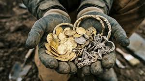 Um homem caminhava por um campo e encontrou um enorme tesouro de ouro viking