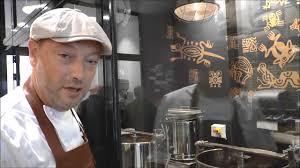 Als storytelling vandaag de norm is voor het succes van een product, dan vertelt de chocolade van dominique persoone een verhaal. Dominique Persoone Geeft Een Rondleiding In De Nieuwe Chocolate Line In Brugge Youtube