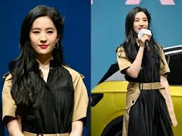 Dù nhiều năm không tham gia đóng phim, những vai diễn như vương ngữ yên, tiểu long nữ của cô vẫn được nhắc đến vì tạo hình đẹp hoàn mỹ. LÆ°u Diá»‡c Phi BÆ°á»›c Tá»›i Ä'au Nam Giá»›i Ä'á»• NhÆ° Ngáº£ Ráº¡ Tá»›i Ä'o Vi Máº·c Ä'áº¹p