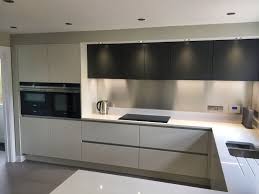 This Modern Handleless Kitchen Design Features A Two Tone Mix Of Graphite And Porcelain Cabinets With 3 Handleless Kitchen Handleless Kitchen Cabinets Kitchen