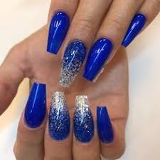 Éste es increíblemente elegante y está de moda, así que definitivamente estarás de acuerdo a las tendencias. Azul Rey Unas Para 15 Anos Azules Decorados