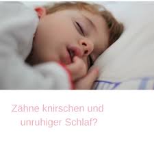 😴 „Warum schläft mein Kind so unruhig?“, Und was Zähneknirschen damit zu  tun haben kann., Es passiert fast lautlos –, aber es raubt allen den  Schlaf., Ein Kind, das nachts ständig aufwacht., Im Bett ...