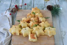 Ricoprite poi la sfoglia farcita, con una nuova sfoglia facendo combaciare gli estremi. Albero Di Sfoglia Salato Antipasto Di Natale
