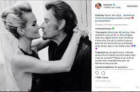 Dans un reportage de bfmtv, on aperçoit la veuve du rockeur en train de s'entretenir avec des fans devant sa tombe. Le 25 Mars 1995 Johnny Hallyday Rencontre Laeticia Pour La Pr Closer