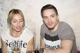 Μετά τα ευχάριστα νέα της εγκυμοσύνης, ήρθε το μονόπετρο! Basilikh Milloysh H Diafora Hlikias Me Ton Leyterh Petroynia Kai H Ekplh3h Poy Ths Etoimase Fay S Book