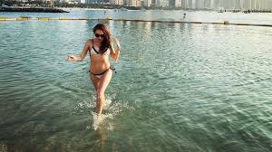 30, born 2 april 1990. In High Heels Am Abgrund Georginas Fans Regen Sich Auf Promiflash De