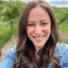 Hannah Messinger's Instagram, Twitter & Facebook