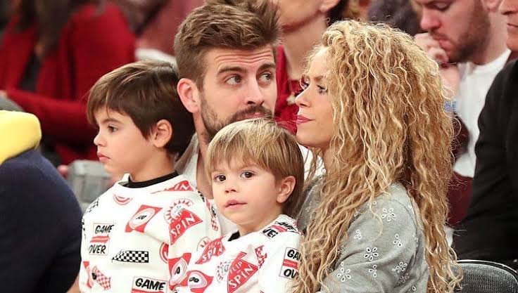 Los hijos de Shakira y Piqué animaron a su papá en la cancha