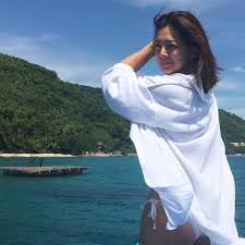 Is she dating or bisexual? Alice Dixson Sizzles In A White Bikini On The Beach During Her 47th Birthday