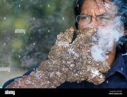 Dede, ein Mann, der aus Händen und Füßen knorrige Wucherungen  hervorsprießt, raucht im Dorf Tanjung Jaya am Stadtrand von Bandung, der  Hauptstadt der indonesischen Provinz West-Java, am 19. Dezember 2008 eine  Zigarette.