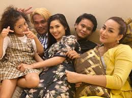 Dian p ramlee stars in ombak rindu the series | dari penerbit filem sangkar,ombak rindu the series menceritakan kisah cinta agung,hariz (remy ishak) dan izzah (izara aishah) yang sehingga kini amat sempurna. Myinfotaip