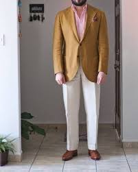 J'aime suppr escarpins en cuir beiges robe chemise en denim bleue sac bandoulière brodé bleu blazer jaune montre dorée ceinture imprimée léopard marron clair. Comment Porter Un Blazer Jaune 101 Tenues Et Looks Lookastic France