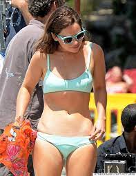 Emilia Clarke Hottest Photos | 35 Sexy Near-Nude Pictures, GIFs