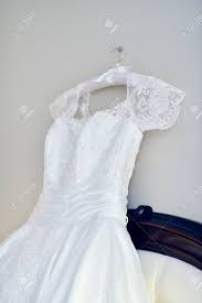 Check spelling or type a new query. Schone Weisse Hochzeitskleid Fur Die Braut Im Haus Schonheit Brautkleid Fur Die Ehe Weibliche Spitze Kleidung Fur Feier Lizenzfreie Fotos Bilder Und Stock Fotografie Image 64159978