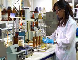 mujer-realizando-analisis-de-aceituna