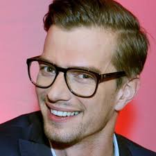 Klaas, wie er singt und lacht. Samstag Joko Winterscheidt Gibt Autogramme Im Breuninger Freiburg Fudder De
