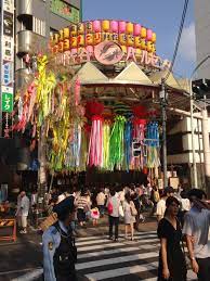 阿佐ヶ谷七夕祭り 2018 8 6 阿佐ヶ谷 月遅れに行われる杉並区阿佐ヶ谷パールセンターの七夕祭りは中央線唯一 都内最大を誇る七夕祭りです 日頃お馴染みの店屋が出す屋台は一味違った安心感があります 七夕祭り 屋台 催し