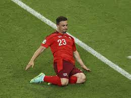 O filho de pai(?) e mai(?) é atleta, anno 2021 famoso por bayern munich, fc basel and fc basel u21. Ylhop2srwamffm