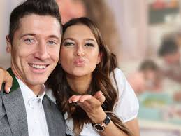 Robert lewandowski rarely got the opportunity to get a shot off. Robert Lewandowski So Sieht Man Ihn Nur Selten Hier Spielt Der Bayern Star Mit Seinen Kindern Bunte De