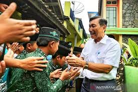 Fungsi reproduksi adalah fungsi yang utama bagi pasangan untuk menjadikan dirinya sebagai ayah dan ibu dan membangun keluarga. Luhut Di Tengah Pandemi Keluarga Jadi Yang Utama Lindungi Anak Antara News