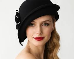 Cloche in lana nera ispirata agli anni '20 con grazia velata