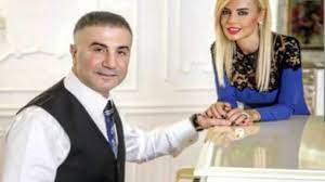 Sedat peker'in kardeşi atilla peker ile korumasının gözaltına alındığı anlar kameralara yansıdı. Sedat Peker In Esi Ozge Peker Polis Baskinini Anlatti Ozel Harekatcilarin Egitilmesi Gerekir