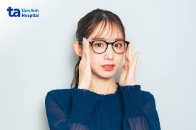 Phẫu thuật khúc xạ mắt: Chỉ định, phương pháp và quy trình mổ