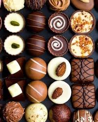 Gateaux Algeriens 16 مرحبا جمعتلكم صور لبعض اشكال وموديلات الشكولاطة المحشية حتى تأخذ افكار جماعة Gourmet Chocolate Chocolate Desserts Artisan Chocolate