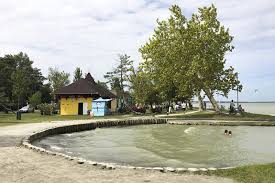 A több száz méter hosszú, betonnal, kövekkel kiépített part teljes hosszában használható fürdésre. Balatonfenyves Kozponti Strand Gotourist