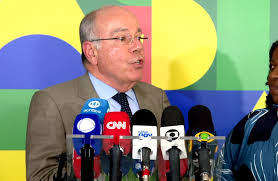 Governo Lula vai gastar R$ 653 mil com flores nobres e árvore de Natal de 3  metros