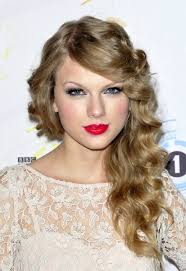 I want curly hair like taylor swift? Taylor Swift Long Curly Hairstyle With Side Swept Bangs Hairstyles Weekly