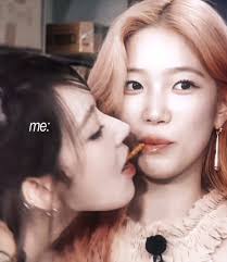 ルセラフィム舌ペロ