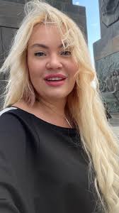 Летопис Грузії: Цей меморіальний комплекс, створений Зурабом Церетелі,  складається з 16 колон заввишки 30-35 метрів, на яких зображені ключові  моменти грузинської історії, королі, герої та сцени з ...