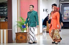 Pakaian adat jawa barat model kebaya ini selalu memberikan nuansa yang lebih, bagi orang jawa barat menggunakan kebaya adalah wajib, karena kebaya ini identik dengan busana jawa kuno yang. Jawa Tengah Jaga Busana Adat Setiap Hari Kamis Inisiatifnews Com