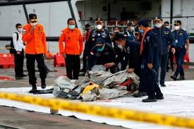 Sriwijaya air flight sj182 lost more than 10.000 feet of altitude in less than one minute, about 4 minutes after departure from jakarta.screen recording was. P04opshavv0 Zm