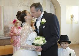 Od jejich svatby uplynul víc než rok, manželé adéla gondíková a jiří langmajer však září štěstím a zamilovaností víc než kdy předtím. Galerie Svatby V Ordinaci Moravkova Novakova A Jiresova Jako Nevesty Foto 1 Ahaonline Cz