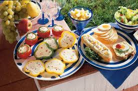 Kleed mee, drinken, broodjes, beleg, krant ook mee, koekjes, vergeet de bekertjes niet. Fingerfood Furs Picknick Einfache Und Schnelle Rezepte Fur Party Co