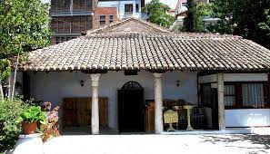 Κατά το βιογράφο τους ο όσιος εισήλθε αρχικά στη μονή των αγίων μαρτύρων θεοδώρου και μερκουρίου, επιλεγομένη κουκουλλιατών, της οποίας. Thessaloniki Tourism Ieros Naos Osioy Dayid Monh Latomoy