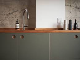 Basis Linoleum In Der Farbe Olive Mit Griffen Aus Natureiche Die Arbeitsplatte Ist Eiche Massiv Deko Tisch Kuche Farbe Zimmer Kuche