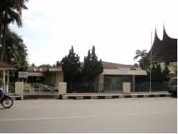 Kecuali sipetugas digaji kerja 'real' 24 jam, mungkin gue baru berani ikut ngutuk petugasnya. Terkait Penjualan Eks Rumah Dinas Kabupaten Solok Walikota Solok Dipanggil