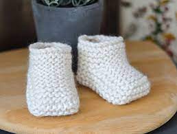 Learn how to make these knitted baby booties made with garter stitch. Ravelry Super Chunky Baby Booties Pattern By Caroline Brooke