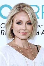 Auch für reife frauen ab 50 sind die die frisuren mittellang stufig fransig ein absoluter trend und für. Frisuren Ab 50 Die Junger Machen Bilder Bob Frisur Schmales Gesicht Bob Frisur Bob Frisur 50 Plus