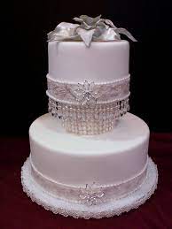 It S All About Pearls Glamorous Wedding Cakes Wedding Cake Pearls Diamond Wedding Anniversary Cake
