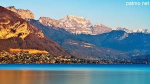 La Montagne De La Tournette Surplombant Le Lac D Annecy Lac Annecy Annecy Lac