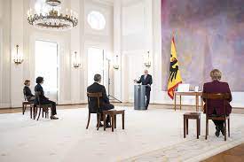 Ö türeci, u sahin, c zwick, m koslowski, g seitz, m pfreundschuh. Www Bundespraesident De Der Bundesprasident Reden Verdienstorden An Ozlem Tureci Und Ugur Sahin